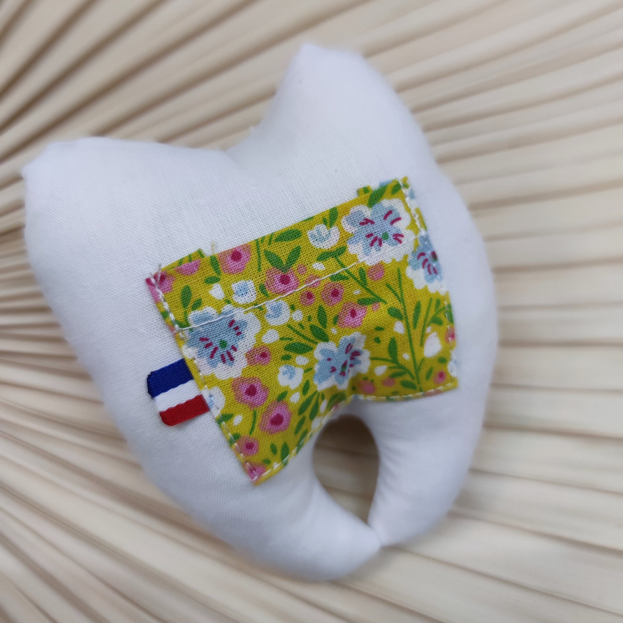 Velvet Moustache - La tite Dent est de retour! Un mini coussin à pochette  secrète pour y glisser les dents de lait sous l'oreiller. 🧚🏻 Bonne  rentrée à toutes les petites et